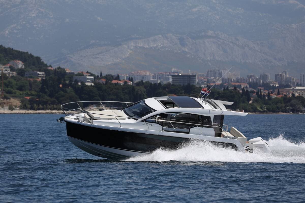Sealine C335V